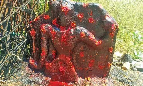 நத்தம் அருகே 14-ம் நூற்றாண்டு வில்வீரன் நடுகல் கண்டுபிடிப்பு