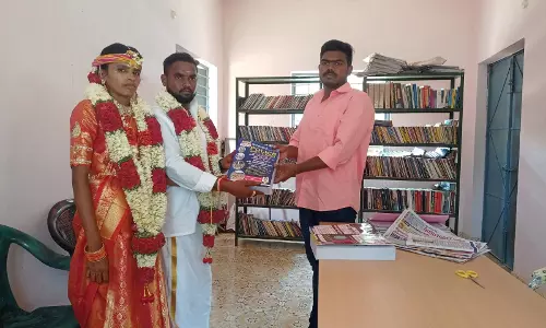 புத்தகம் வழங்கிய புதுமண தம்பதி