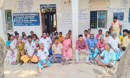 அரசூரரில் மின் நிலைய அலுவலகத்தை முற்றுகையிட்ட கிராம மக்கள்