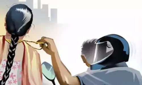 அச்சரப்பாக்கத்தில் ஆசிரியையிடம் நகை பறிப்பு