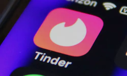 டிண்டரில் பழக்கம்... ஆசை வார்த்தையை நம்பி ரூ. 14 கோடியை பறிகொடுத்த முதியவர்...!