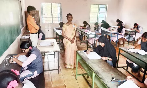 10-ம் வகுப்பு பொதுத் தேர்வை ஆர்வத்துடன் எழுதிய  மாணவ-மாணவிகள்