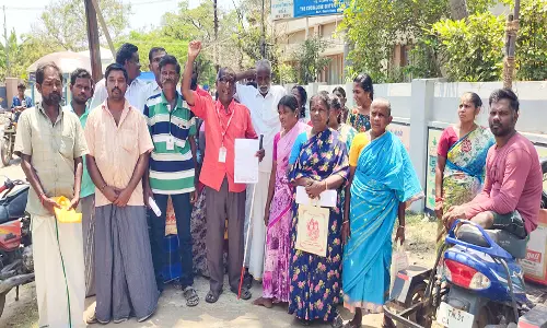 கடலூரில்  மத்திய கூட்டுறவு வங்கி எதிரில் மாற்றுதிறனாளிகள் ஆர்ப்பாட்டம்