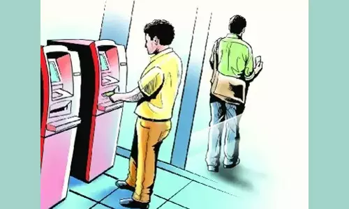 ஏ.டி.எம். கார்டை மாற்றிக்கொடுத்து முதியவரின் வங்கி கணக்கில் ரூ.89 ஆயிரம் திருட்டு- உதவி செய்வதுபோல் நடித்து துணிகரம்