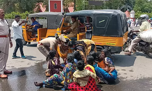 3 குழந்தைகள் உள்பட 10 பேர் தீக்குளிக்க முயற்சிதர்ணாவிலும் ஈடுபட்டதால் பரபரப்பு