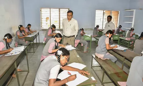 சேலம் மாவட்டத்தில் 44 ஆயிரம் மாணவ-மாணவிகள் 10-ம் வகுப்பு தேர்வு எழுதினர்