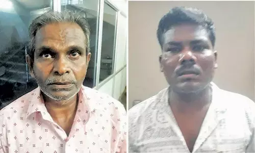 நெல்லை புதிய பஸ் நிலையத்தில் பயணிகளிடம் கைவரிசை காட்டிய 2 பேர் கைது