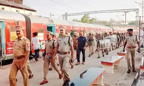 மதுரை ரெயில் நிலையத்தில் போலீசார் கொடி அணிவகுப்பு