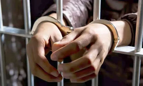 கத்தியுடன் பதுங்கி இருந்த பிரபல ரவுடி கைது