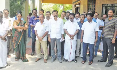 நெல்லை சந்திப்பு பஸ் நிலையத்தை உடனடியாக திறக்க வேண்டும்- வடக்கு மாவட்ட வணிகர் சங்கங்களின் பேரமைப்பு நிர்வாகிகள் மனு