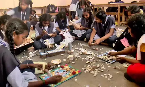 கடலோர பயனற்ற பொருட்களை  கலை பொருட்களாக வடிவமைத்த-  அரசு பள்ளி மாணவிகள்