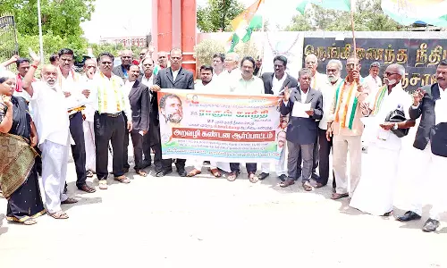 தஞ்சையில் மாவட்ட காங்கிரஸ் வக்கீல்கள் பிரிவு சார்பில் ஆர்ப்பாட்டம்