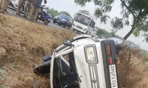 மதுக்கரை பைபாஸ் ரோட்டில் டெம்போ மீது கண்டெய்னர் லாரி மோதல்-கணவன் மனைவி காயம்