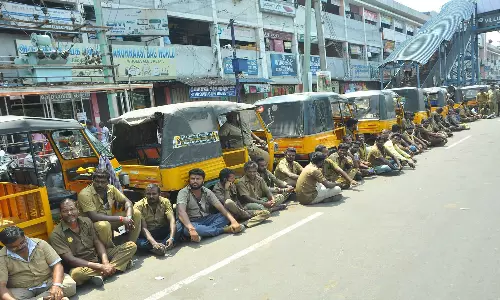 வேலூர் அண்ணா சாலையில் ஆட்டோக்களை சாலையில் நிறுத்தி டிரைவர்கள் திடீர் போராட்டம்