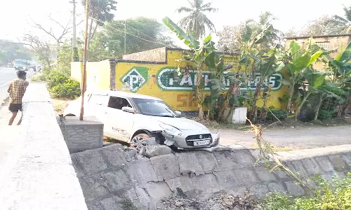 கால்வாய் தடுப்பில் மோதி விபத்துக்குள்ளான கார்