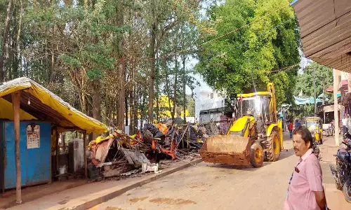 ஏலகிரி மலையில் படகு சவாரி செல்லும் நடைப்பாதையில் ஆக்கிரமிப்பு அகற்றம்