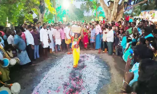கோவில் திருவிழாவில் தீ மிதித்த பக்தர்கள்