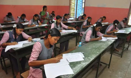 வேலூர் மாவட்டத்தில் 18 ஆயிரம் மாணவர்கள் 10-ம் வகுப்பு தேர்வு எழுதினர்