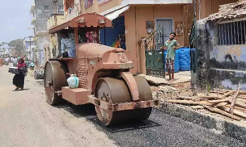 உடுமலை மாரியம்மன் கோவில் தேரோடும் வீதிகளில் சீரமைக்கும் பணிகள் தீவிரம்