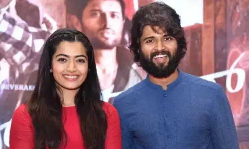 ராஷ்மிகா கையில் விஜய் தேவரகொண்டா மோதிரம்.. வீடியோவால் வெளியான காதல்?