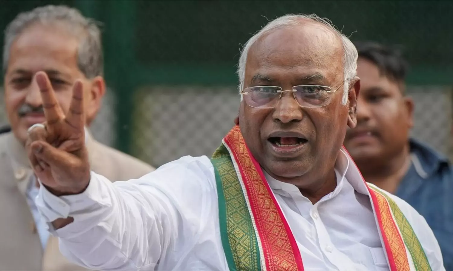 ஜனநாயகத்தை பற்றி மத்திய அரசு பேசுகிறது செயல்படுவதில்லை: மல்லிகார்ஜூன கார்கே ஜனநாயகத்தை பற்றி மத்திய அரசு பேசுகிறது செயல்படுவதில்லை: மல்லிகார்ஜூன கார்கே