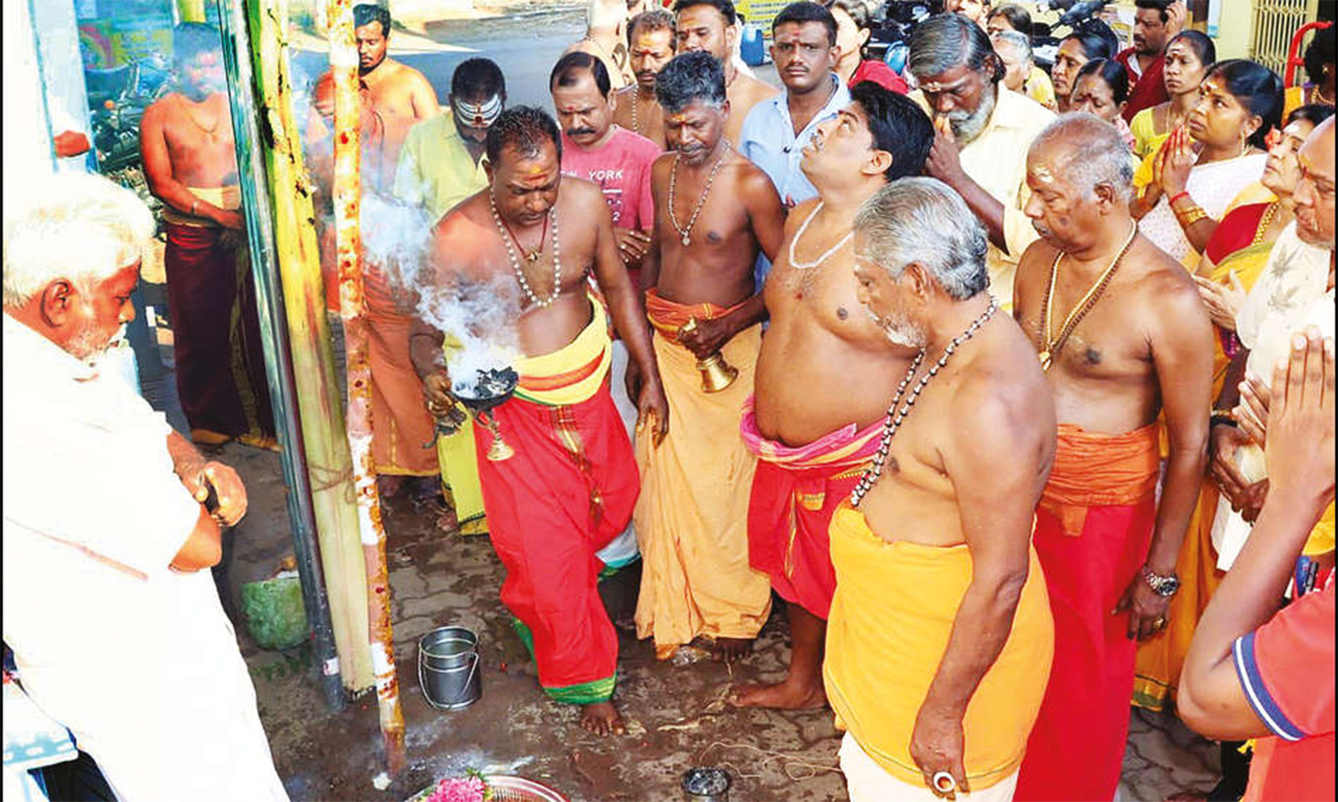 உறையூர் வெக்காளியம்மன் கோவிலில் காப்பு கட்டி விரதம் தொடங்கிய பக்தர்கள்