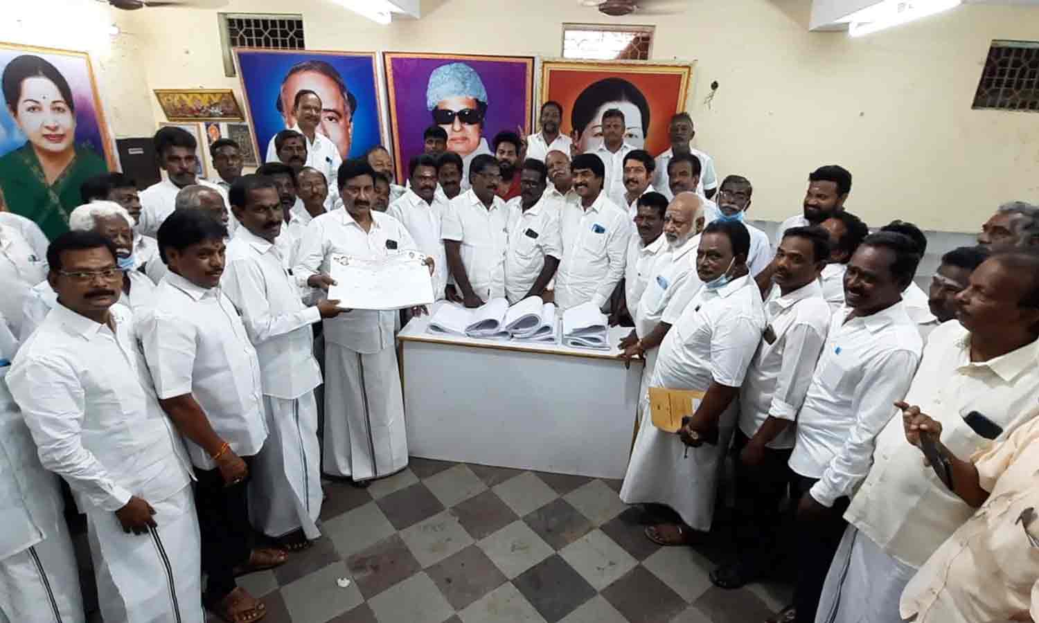 அ.தி.மு.க. புதிய உறுப்பினர் சேர்க்கை-அன்பழகன் தொடங்கி வைத்தார்