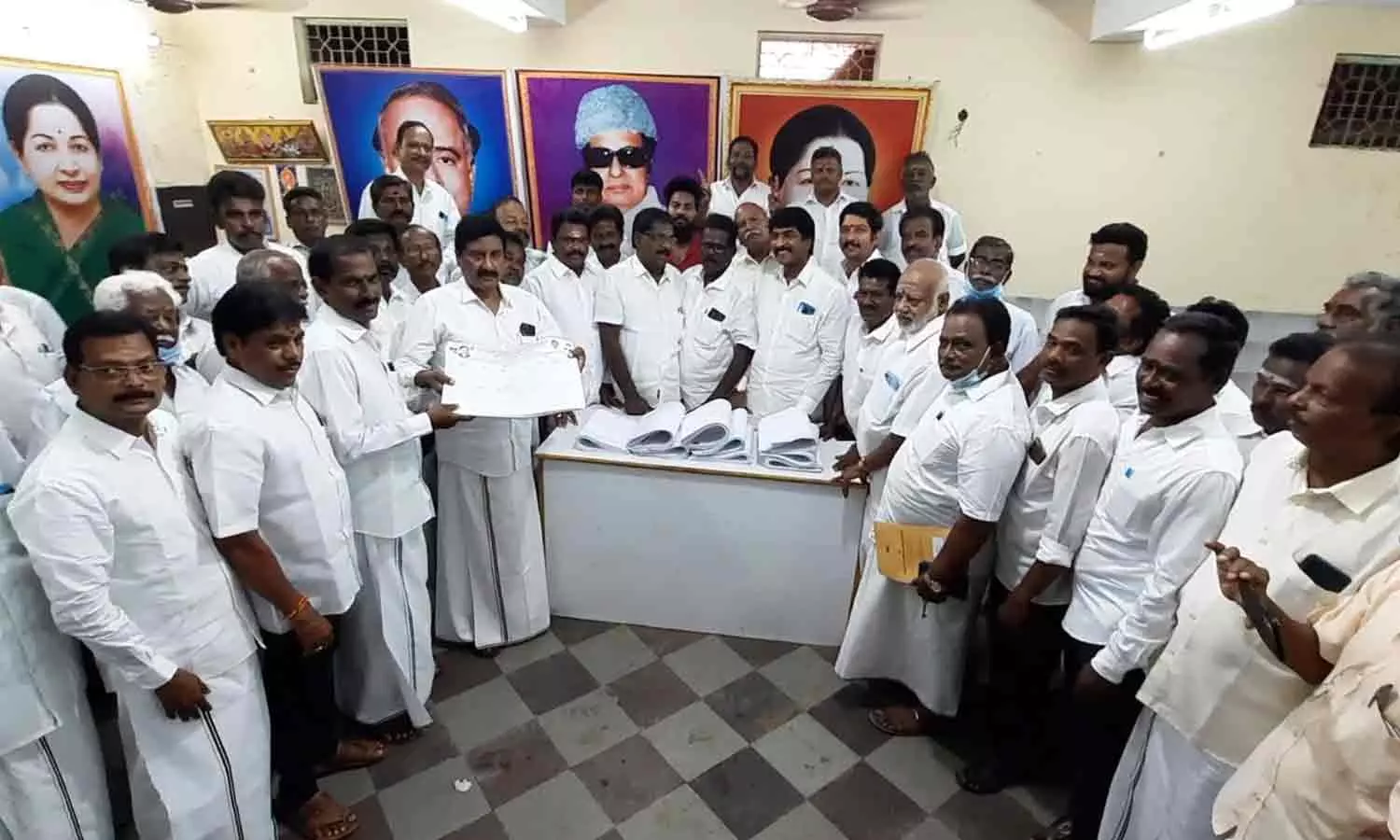 அ.தி.மு.க. புதிய உறுப்பினர் சேர்க்கை-அன்பழகன் தொடங்கி வைத்தார்