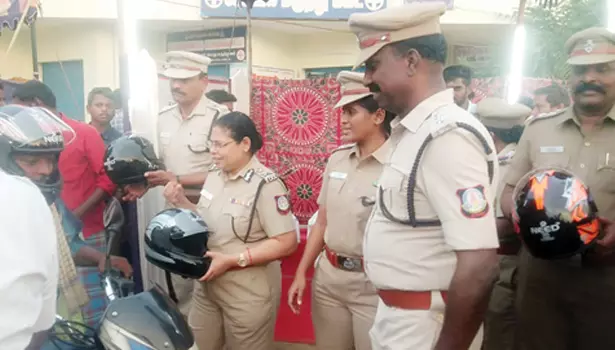 சேலம் மாநகர போலீஸ் சார்பில் ஹெல்மெட் விழிப்புணர்வு சேலம் மாநகர போலீஸ் சார்பில் ஹெல்மெட் விழிப்புணர்வு