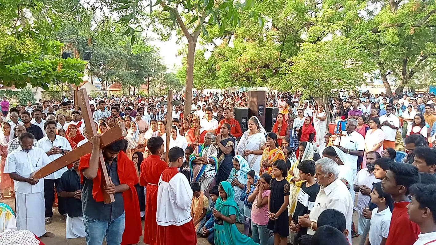 புனித வெள்ளியை முன்னிட்டு கிறிஸ்தவ ஆலயங்களில் சிறப்பு வழிபாடு புனித வெள்ளியை முன்னிட்டு கிறிஸ்தவ ஆலயங்களில் சிறப்பு வழிபாடு