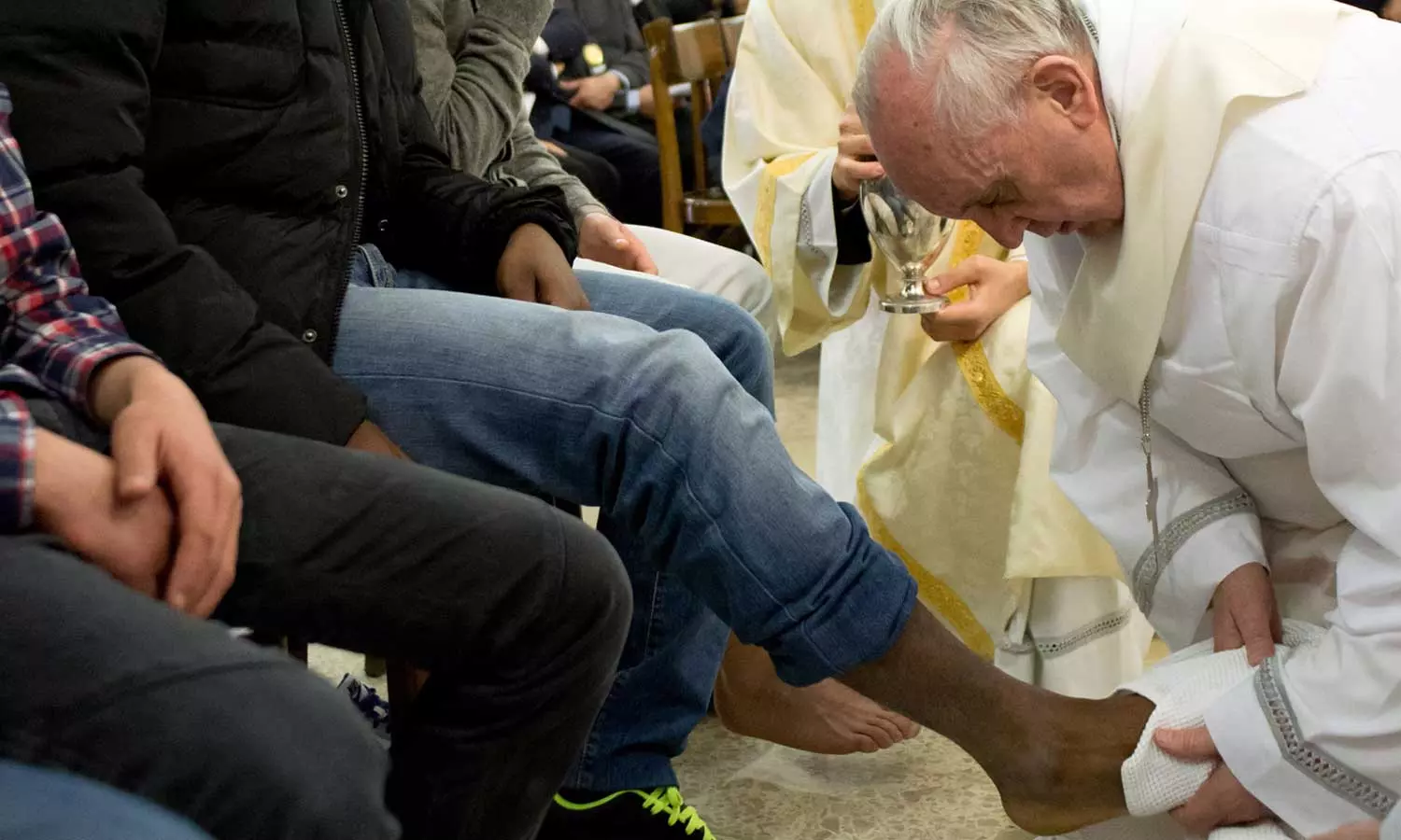 கைதிகளின் பாதங்களை கழுவி முத்தமிட்ட போப் பிரான்சிஸ் கைதிகளின் பாதங்களை கழுவி முத்தமிட்ட போப் பிரான்சிஸ்