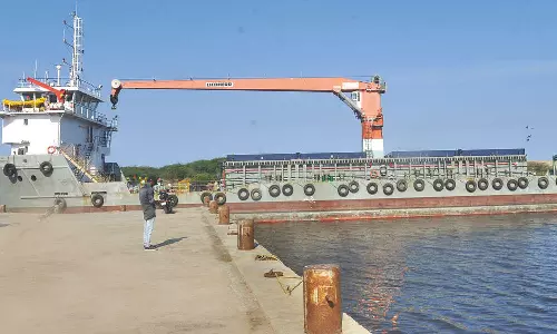 புதுச்சேரியில் தரை தட்டிய சரக்கு கப்பல்