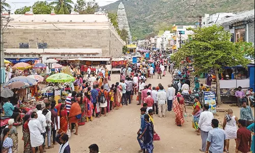 அருணாசலேஸ்வரர் கோவிலில் பக்தர்கள் கூட்டம் அலைமோதியது: 2-வது நாளாக கிரிவலம் சென்றனர்