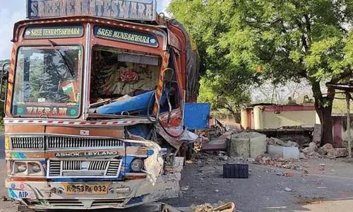 திருவள்ளூர் அருகே இன்று காலை லாரி தாறுமாறாக ஓடி மோதியதில் 100 ஆண்டு பழமையான கோவில் இடிந்தது