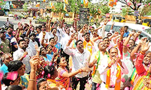 பா.ஜனதா தலைமை அலுவலகத்தில் சாமிநாதன்  கொடியேற்றினார்