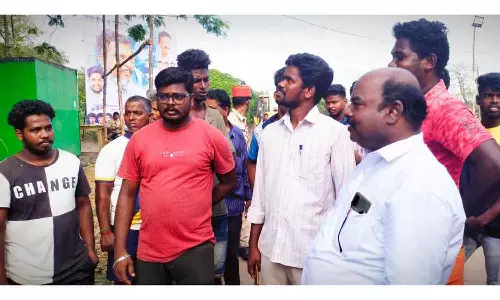 காலி குடங்களுடன் பொதுமக்கள் சாலை மறியல்-போக்குவரத்து பாதிப்பு