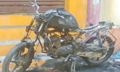 கோட்டாரில் வீட்டின் முன்பு நிறுத்தப்பட்டிருந்த மோட்டார் சைக்கிள் தீ வைத்து எரிப்பு