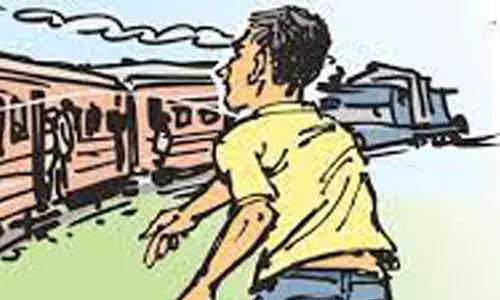 சேலம் அருகே ரெயில் மீது கல்வீசிய மர்ம நபர் யார்?