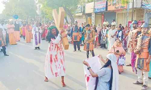 புனித வெள்ளியையொட்டி சிலுவைப் பாதை ஊர்வலம்