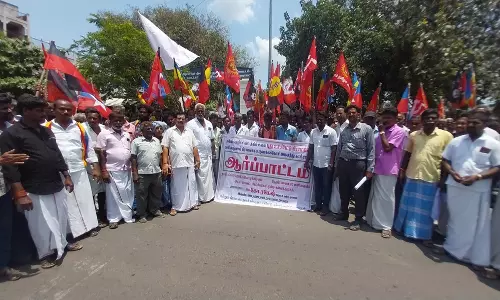 புது உச்சிமேடு ஊராட்சியை  தனி வருவாய் கிராமமாக பிரிக்க கோரி அனைத்துக் கட்சி சார்பில் ஆர்ப்பாட்டம்