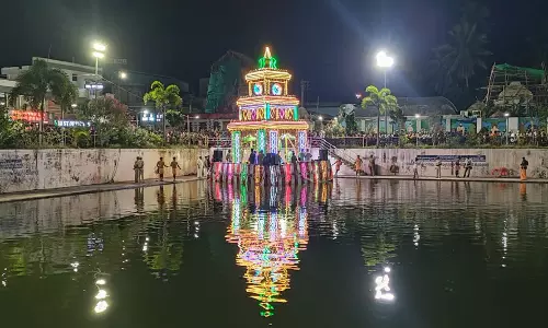 காரைக்கால் கைலாசநாதர் கோவிலில் தெப்பத் திருவிழா