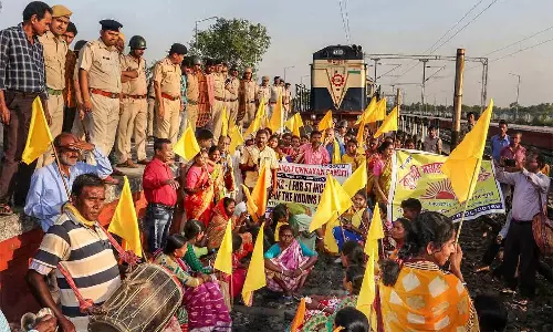 மூன்றாவது நாளாக நீடிக்கும் குர்மி அமைப்புகளின் போராட்டம்... 64 ரெயில்கள் இன்று ரத்து
