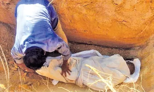 கொரோனா காரணமாக இறந்தாரா? : ஆறுமுகநேரி பஜாரில்  பிணமாக கிடந்த முதியவர் - உறவினர்கள் உடலை வாங்க மறுத்ததால் போலீசாரே அடக்கம் செய்தனர்