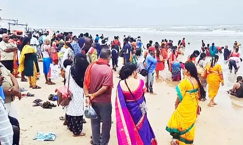 இன்று புனித வெள்ளி: வேளாங்கண்ணியில் குவிந்த சுற்றுலா பயணிகள்