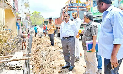 மயிலாடுதுறையில் நடைபெற்று வரும் சாலை அகலப்படுத்தும் பணிகளை கலெக்டர் ஆய்வு