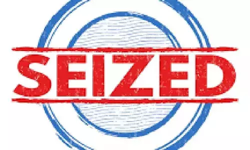 சூலூரில் ஒரே பதிவெண்ணில் இயங்கிய 2 வேன்கள் பறிமுதல்