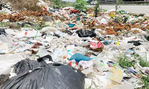 தேசிய நெடுஞ்சாலையோரம் கொட்டப்பட்ட மருத்துவ கழிவுகள்