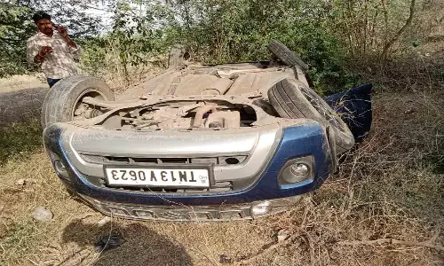 நடுரோட்டில் தலைகீழாக கவிழ்ந்த கார்