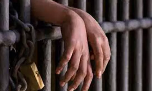 இளம்பெண்ணின் கணவருக்கு ஆபாச படம் அனுப்பி கைதான வாலிபர் சிறையில் அடைப்பு