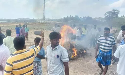 திருவள்ளூர் அருகே சுடுகாடு இடம்கேட்டு இறந்தவர் உடலை சாலையோரம் எரித்து கிராம மக்கள் போராட்டம்